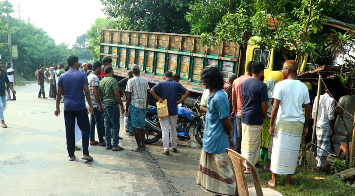 ট্রাক নিয়ন্ত্রণ হারিয়ে হোটেলে, প্রাণ গেল পথচারীর